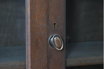イギリスアンティーク　オーク材　彫り装飾とガラス扉が上品なブックケース　(R-089880)