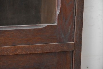イギリスアンティーク　オーク材　彫り装飾とガラス扉が上品なブックケース　(R-089880)
