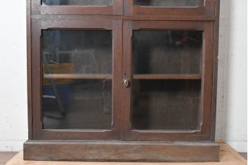 イギリスアンティーク　オーク材　彫り装飾とガラス扉が上品なブックケース　(R-089880)