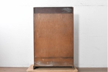 イギリスアンティーク　オーク材　彫り装飾とガラス扉が上品なブックケース　(R-089880)