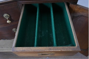 イギリスアンティーク　高級モデル　オーク材　格式ある佇まいのパーラーキャビネット　(R-089883)