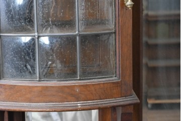 イギリスアンティーク　高級モデル　オーク材　格式ある佇まいのパーラーキャビネット　(R-089883)