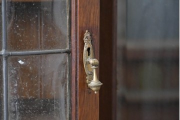 イギリスアンティーク　高級モデル　オーク材　格式ある佇まいのパーラーキャビネット　(R-089883)