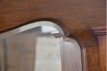イギリスアンティーク　高級モデル　オーク材　格式ある佇まいのパーラーキャビネット　(R-089883)