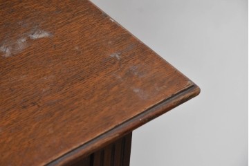 イギリスアンティーク　高級モデル　オーク材　格式ある佇まいのパーラーキャビネット　(R-089883)