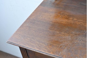 イギリスアンティーク　高級モデル　オーク材　格式ある佇まいのパーラーキャビネット　(R-089883)