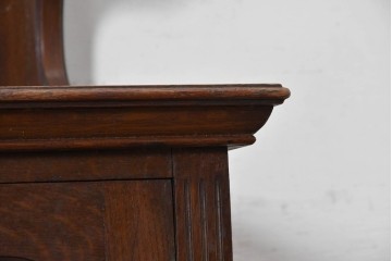 イギリスアンティーク　高級モデル　オーク材　格式ある佇まいのパーラーキャビネット　(R-089883)