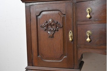 イギリスアンティーク　高級モデル　オーク材　格式ある佇まいのパーラーキャビネット　(R-089883)