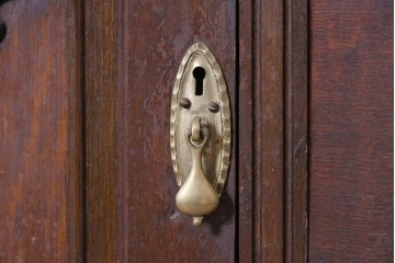 イギリスアンティーク　高級モデル　オーク材　格式ある佇まいのパーラーキャビネット　(R-089883)