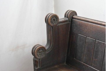 イギリスアンティーク　1900年から1920年頃　上手物!!　オーク無垢材　凝った造りが魅力のチャーチベンチ　(R-089892)