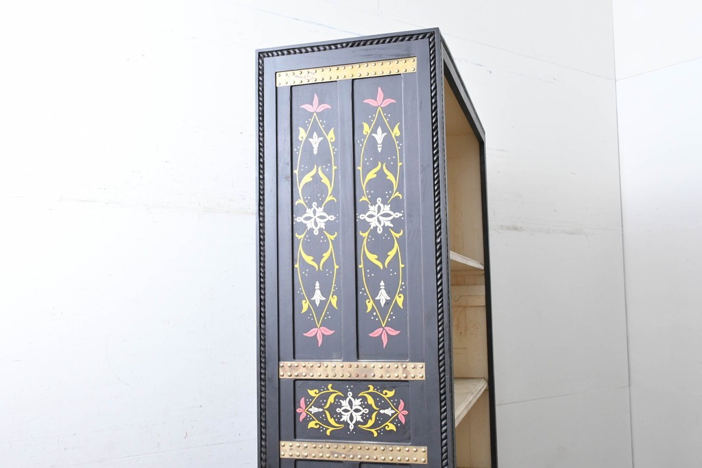 中古　美品　オリエンタルな装飾が目を引くオープンラック　(R-089900)