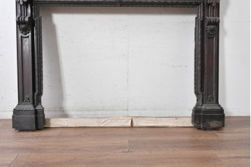 イギリスアンティーク　オーク材　重厚な彫り装飾が見事なマントルピース　(R-089902)