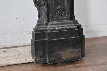 イギリスアンティーク　オーク材　重厚な彫り装飾が見事なマントルピース　(R-089902)