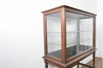 イギリスアンティーク　側面開きの脚付きショーケース　(R-089903)
