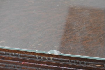イギリスアンティーク　上手物!!　オーク材　重厚な彫刻が魅力のガラス天板付きエクステンションテーブル　(R-089904)