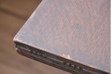 イギリスアンティーク　上手物!!　オーク材　重厚な彫刻が魅力のガラス天板付きエクステンションテーブル　(R-089904)
