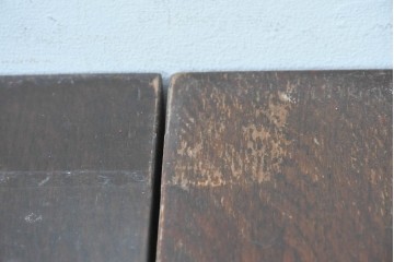 イギリスアンティーク　上手物!!　オーク材　重厚な彫刻が魅力のガラス天板付きエクステンションテーブル　(R-089904)
