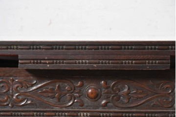 イギリスアンティーク　上手物!!　オーク材　重厚な彫刻が魅力のガラス天板付きエクステンションテーブル　(R-089904)