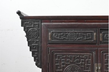 中国ヴィンテージ　中国伝統の意匠を随所にあしらった重厚なサイドボード　(R-089905)