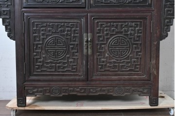 中国ヴィンテージ　中国伝統の意匠を随所にあしらった重厚なサイドボード　(R-089905)
