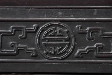 中国ヴィンテージ　中国伝統の意匠を随所にあしらった重厚なサイドボード　(R-089905)