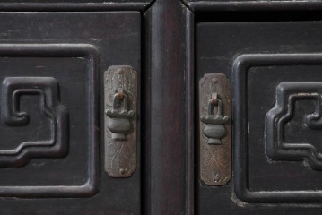 中国ヴィンテージ　中国伝統の意匠を随所にあしらった重厚なサイドボード　(R-089905)