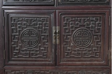 中国ヴィンテージ　中国伝統の意匠を随所にあしらった重厚なサイドボード　(R-089905)