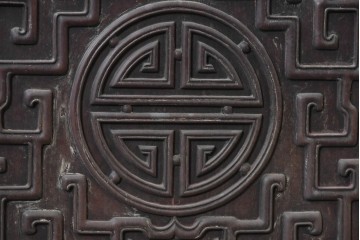 中国ヴィンテージ　中国伝統の意匠を随所にあしらった重厚なサイドボード　(R-089905)