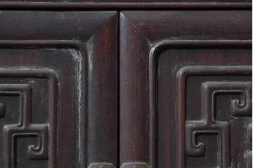 中国ヴィンテージ　中国伝統の意匠を随所にあしらった重厚なサイドボード　(R-089905)