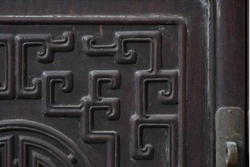 中国ヴィンテージ　中国伝統の意匠を随所にあしらった重厚なサイドボード　(R-089905)