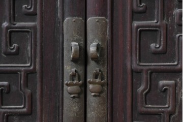 中国ヴィンテージ　中国伝統の意匠を随所にあしらった重厚なサイドボード　(R-089905)