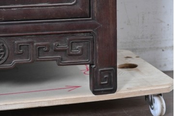 中国ヴィンテージ　中国伝統の意匠を随所にあしらった重厚なサイドボード　(R-089905)