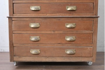 イギリスヴィンテージ　1950年頃　パイン材　引き出し6杯　金色の取っ手がアクセントのチェスト　(R-089906)