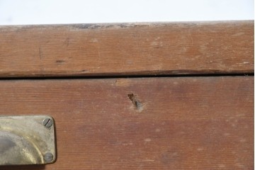 イギリスヴィンテージ　1950年頃　パイン材　引き出し6杯　金色の取っ手がアクセントのチェスト　(R-089906)