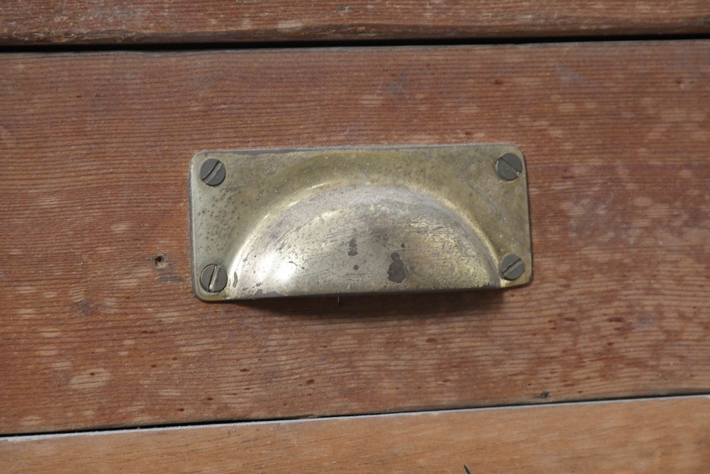 イギリスヴィンテージ　1950年頃　パイン材　引き出し6杯　金色の取っ手がアクセントのチェスト　(R-089906)