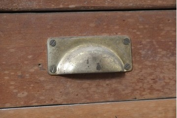 イギリスヴィンテージ　1950年頃　パイン材　引き出し6杯　金色の取っ手がアクセントのチェスト　(R-089906)