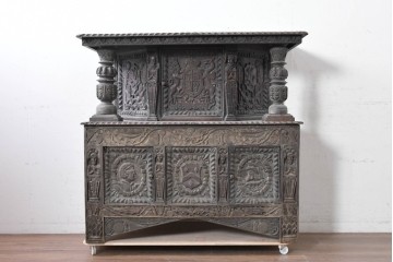 イギリスアンティーク　オーク材　全体に彫り込まれた彫刻が圧巻のキャビネット　(R-089909)