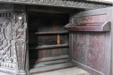 イギリスアンティーク　オーク材　全体に彫り込まれた彫刻が圧巻のキャビネット　(R-089909)