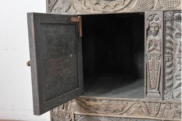 イギリスアンティーク　オーク材　全体に彫り込まれた彫刻が圧巻のキャビネット　(R-089909)