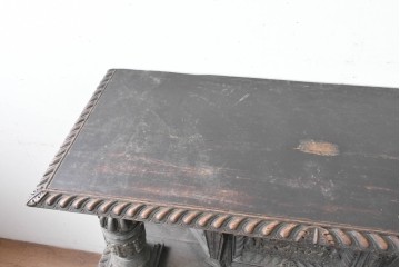 イギリスアンティーク　オーク材　全体に彫り込まれた彫刻が圧巻のキャビネット　(R-089909)