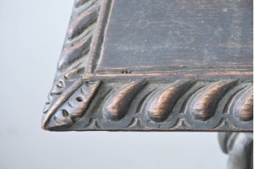 イギリスアンティーク　オーク材　全体に彫り込まれた彫刻が圧巻のキャビネット　(R-089909)
