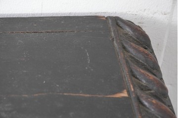 イギリスアンティーク　オーク材　全体に彫り込まれた彫刻が圧巻のキャビネット　(R-089909)