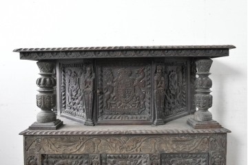 イギリスアンティーク　オーク材　全体に彫り込まれた彫刻が圧巻のキャビネット　(R-089909)