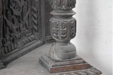 イギリスアンティーク　オーク材　全体に彫り込まれた彫刻が圧巻のキャビネット　(R-089909)