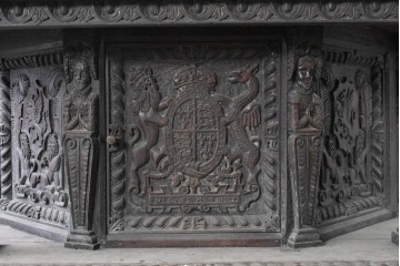 イギリスアンティーク　オーク材　全体に彫り込まれた彫刻が圧巻のキャビネット　(R-089909)