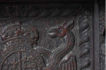 イギリスアンティーク　オーク材　全体に彫り込まれた彫刻が圧巻のキャビネット　(R-089909)