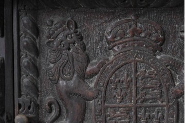 イギリスアンティーク　オーク材　全体に彫り込まれた彫刻が圧巻のキャビネット　(R-089909)