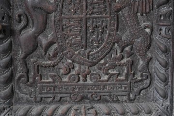 イギリスアンティーク　オーク材　全体に彫り込まれた彫刻が圧巻のキャビネット　(R-089909)