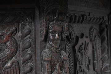 イギリスアンティーク　オーク材　全体に彫り込まれた彫刻が圧巻のキャビネット　(R-089909)