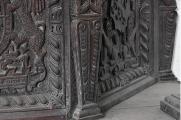 イギリスアンティーク　オーク材　全体に彫り込まれた彫刻が圧巻のキャビネット　(R-089909)
